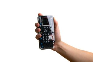 MakerPhone, çalışan bir cep telefonu oluşturmak için bir araya getirdiğiniz ve kod ürettiğiniz bir kit olarak geliyor!