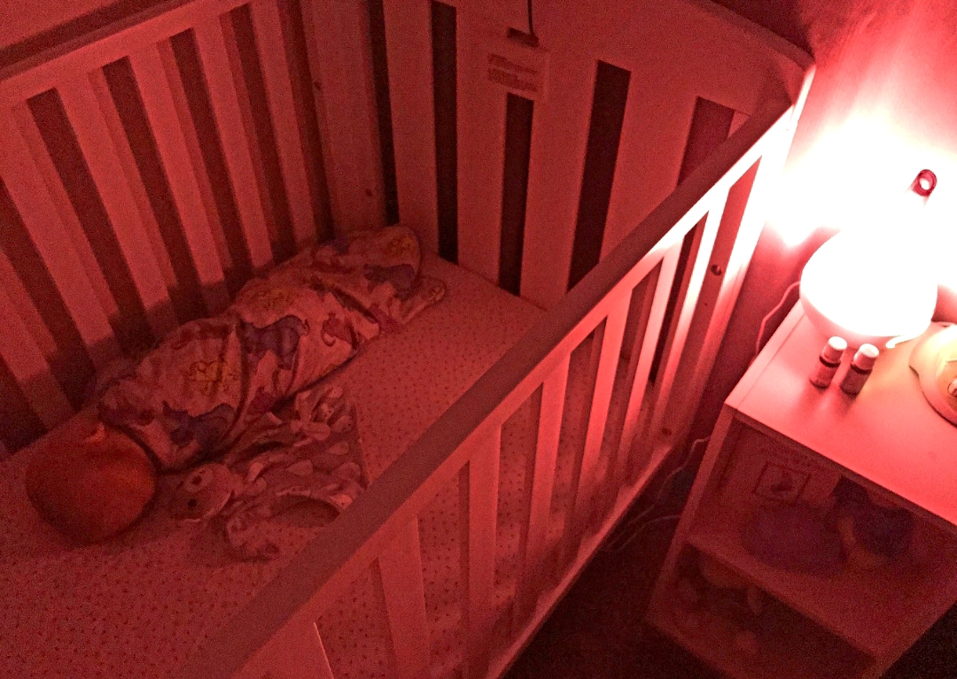 bebekler-icin-en-iyi-gece-lambasi-hangi-renktir-1